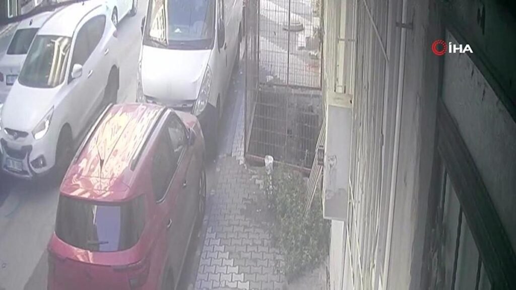 3 yaşındaki çocuk yola fırladı aracın altında kaldı -