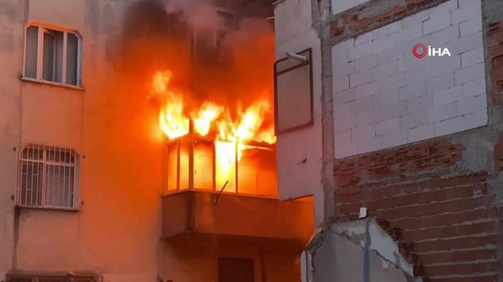İstanbul Bahçelievlerde 6 katlı bina alevlere teslim oldu -