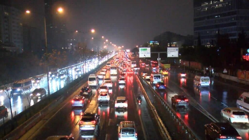 İstanbul yeni güne nasıl başladı? Megakentte trafik durma noktasına geldi! İstanbul yeni güne nasıl başladı? Megakentte trafik durma noktasına geldi!