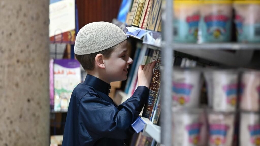 British autistic boy expands anti-hate campaign to Turkish mosques