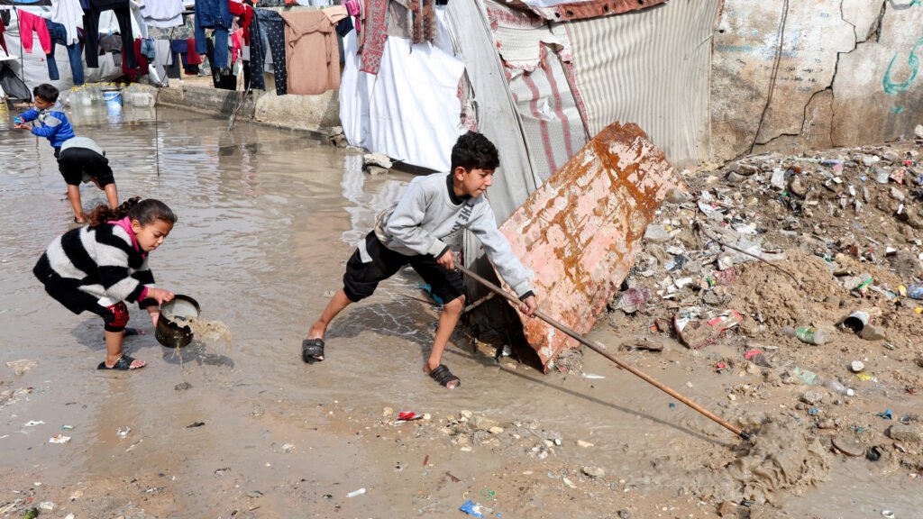 Palestinians in Gaza endure flooded tents during Ramadan