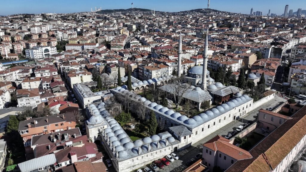 Valide-i Atik Mosque reveals centuries of Istanbul life in Ramadan Valide-i Atik Mosque reveals centuries of Istanbul life in Ramadan