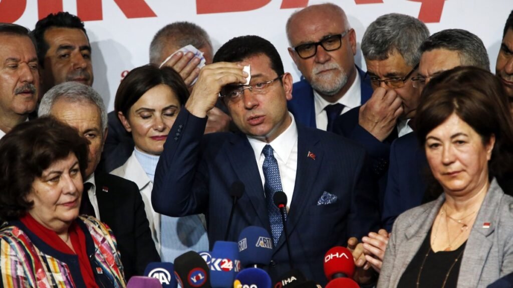 Court hearing of former Mayor Imamoglu begins second day with tensions