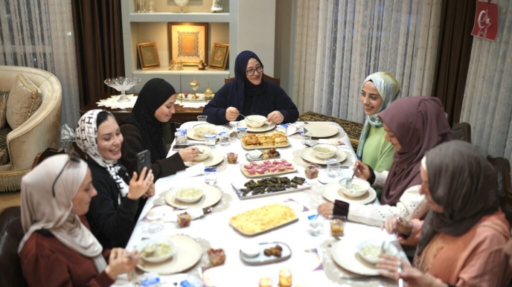 Foreign converts join Turkish family for Ramadan iftar in Istanbul