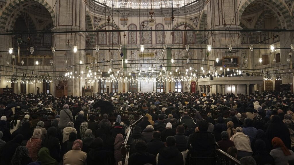 Istanbul sets Eid prayer time as mosques prepare for large crowds