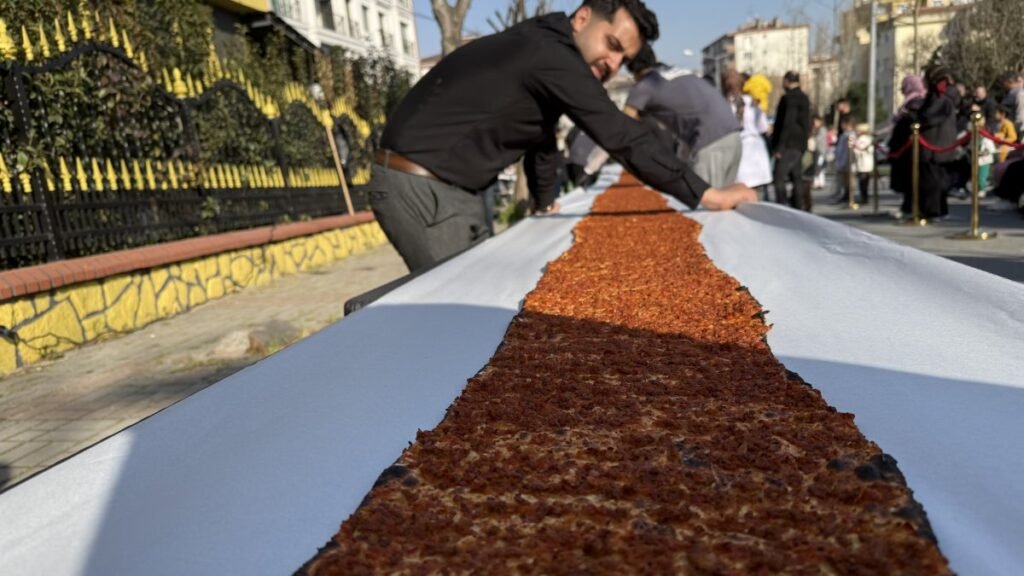 World’s longest lahmacun sets Guinness Record in Istanbul