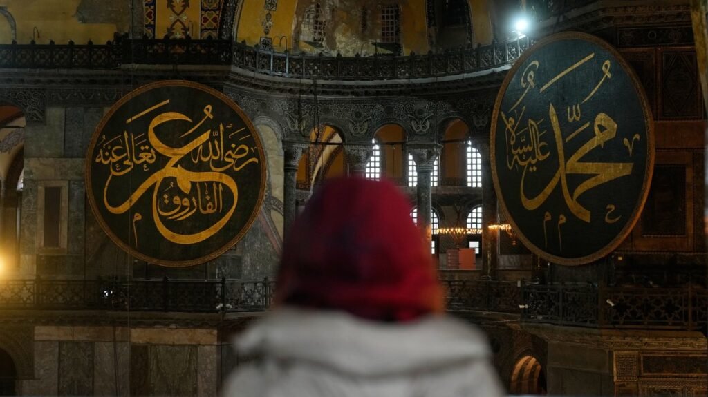 Greek tourists arrested for provocation in Istanbul’s Hagia Sophia Greek tourists arrested for provocation in Istanbul’s Hagia Sophia