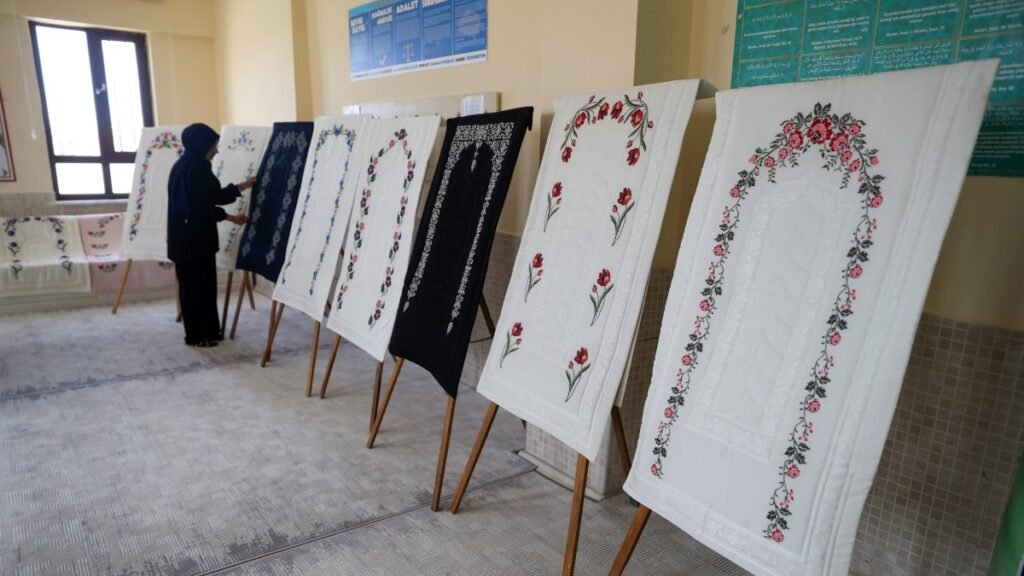 Turkish students turn Islamic art into aid for Gaza via prayer rugs