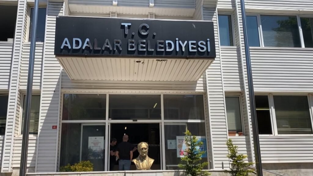 Istanbul court jailed Adalar mayor, 34 others in graft probe Istanbul court jailed Adalar mayor, 34 others in graft probe